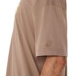 Polo-ASICS-Graphic-Relaxed-Tee-Taupe-Grey-Hombre---4