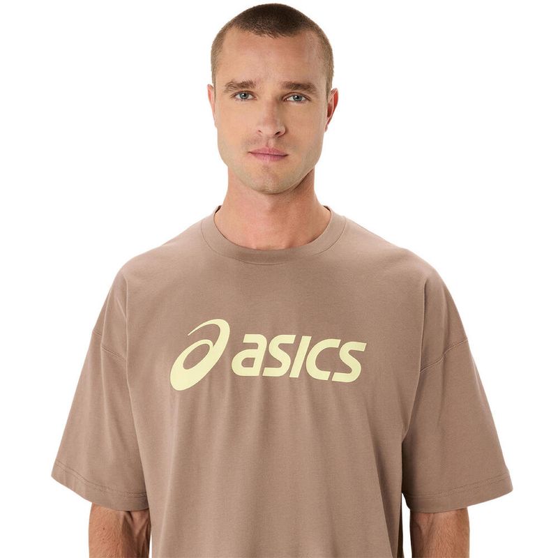 Polo ASICS Graphic Relaxed Tee Taupe Grey Hombre - 3