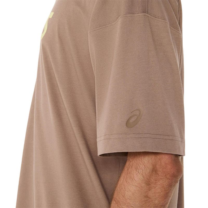 Polo ASICS Graphic Relaxed Tee Taupe Grey Hombre - 4